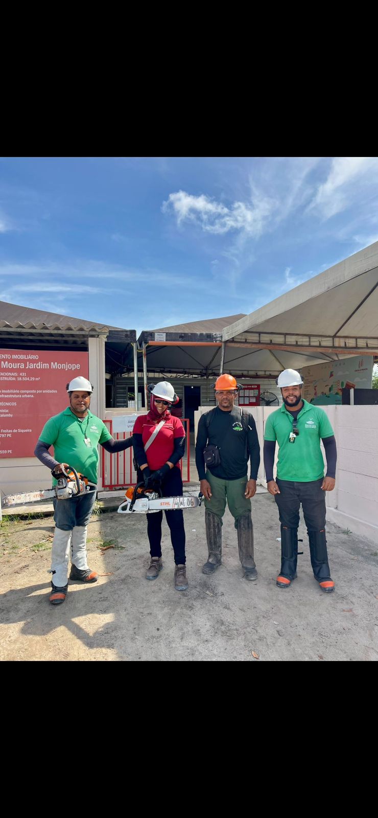 Equipe uniformizada da Flor do Lácio com EPIs e equipamentos em campo
